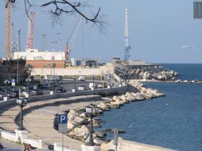 E superata una larga curva che �circumnaviga� il centro storico, la strada riprende il nome di lungomare (per la precisione �Imperatore Traiano�) e finalmente rivede, dopo tanti chilometri, il bellissimo orizzonte blu dell�Adriatico